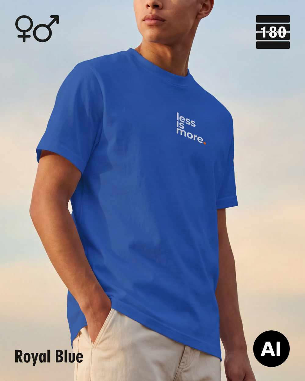 Das bild zeigt eine frau, die ein Unisex Design-T-Shirt in der farbe royal blue mit dem minimalistischen motiv "less is more" trägt.