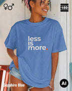 Das bild zeigt eine frau, die ein Unisex Design-T-Shirt in der farbe sapphire blue mit dem minimalistischen motiv "less is more" trägt.