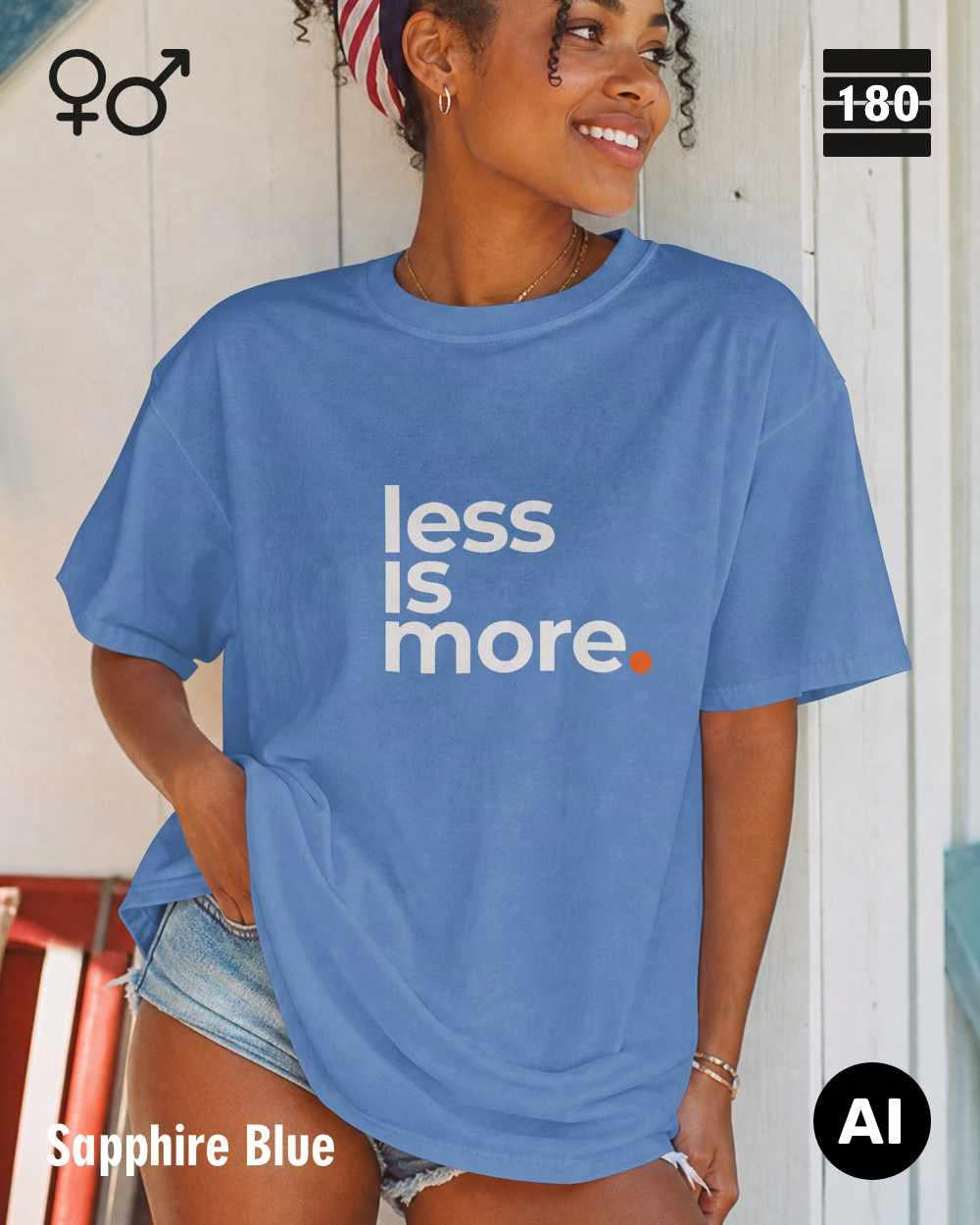 Das bild zeigt eine frau, die ein Unisex Design-T-Shirt in der farbe sapphire blue mit dem minimalistischen motiv "less is more" trägt.