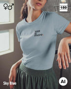 Das bild zeigt eine frau, die ein Unisex Design-T-Shirt in der farbe sky bliue mit dem minimalistischen motiv "less is more" trägt.