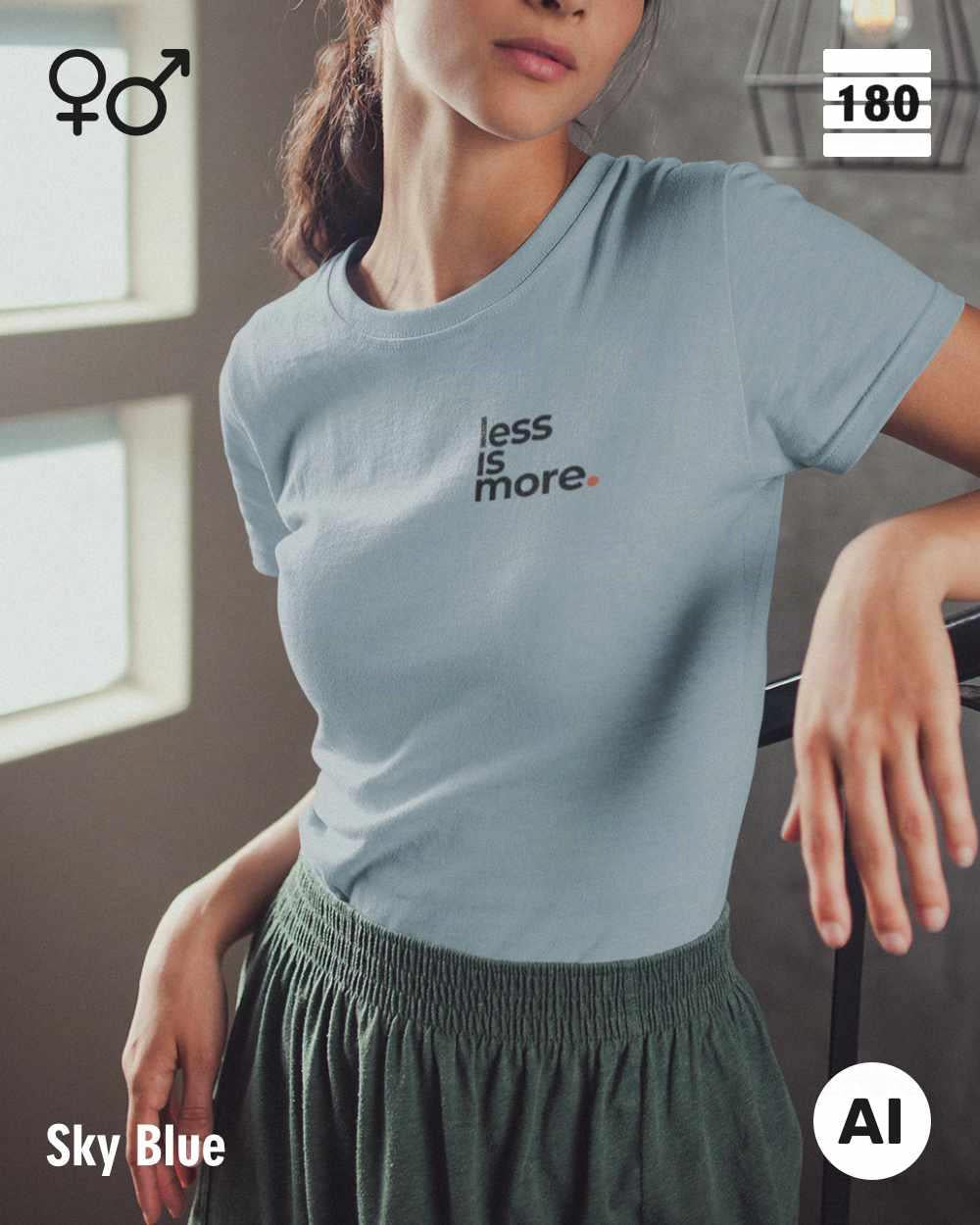 Das bild zeigt eine frau, die ein Unisex Design-T-Shirt in der farbe sky bliue mit dem minimalistischen motiv "less is more" trägt.