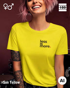 Das bild zeigt eine frau, die ein Unisex Design-T-Shirt in der farbe sun yellow mit dem minimalistischen motiv "less is more" trägt.