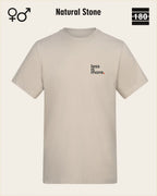 Dieses bild zeigt das Unisex Design-T-Shirt AWDis 180T in der farbe natural stone mit dem minimalistischen motiv "less is more"