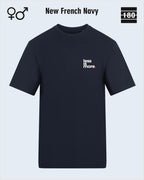Dieses bild zeigt das Unisex Design-T-Shirt AWDis 180T in der farbe new french navy mit dem minimalistischen motiv "less is more"