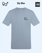 Dieses bild zeigt das Unisex Design-T-Shirt AWDis 180T in der farbe sky blue mit dem minimalistischen motiv "less is more"