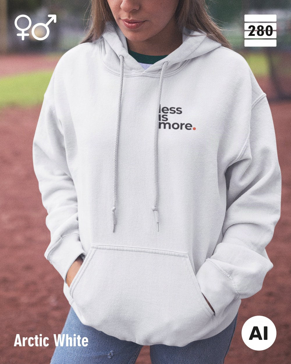 das bild zeigt eine junge frau, die einen unisex design hoodie in der farbe arctic white und mit dem minimalistischen motiv "less is more" trägt.