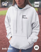 das bild zeigt eine junge frau, die einen unisex design hoodie in der farbe arctic white und mit dem minimalistischen motiv "less is more" trägt.