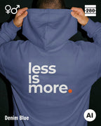 das bild zeigt eine person, die einen unisex design hoodie in der farbe denim blue und mit dem bakcprint motiv "less is more" trägt.