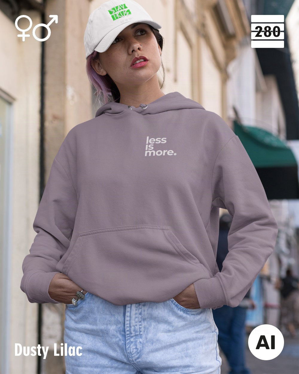 das bild zeigt eine junge frau, die einen unisex design hoodie in der farbe dusty lilac und mit dem minimalistischen motiv "less is more" trägt.
