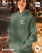 das bild zeigt eine person, die einen unisex design hoodie in der farbe earth green und mit dem minimalistischen motiv "less is more" trägt.