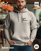 das bild zeigt eine person, die einen unisex design hoodie in der farbe natural stone und mit dem minimalistischen motiv "less is more" trägt.