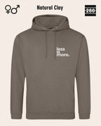 das bild zeigt den design hoodie jh001 von just hoods in der farbe natural clay und mit dem minimalistischen motiv "less is more".