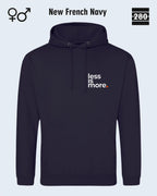 das bild zeigt den design hoodie jh001 von just hoods in der farbe new french navy und mit dem minimalistischen motiv "less is more".