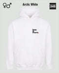 das bild zeigt den Oversized Design-Hoodie JH111 unisex in der farbe arctic white mit dem minimalistischen motiv "less is more".