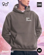 hier siehst man einen mann, der einen Oversized Design-Hoodie JH111 in der farbe natural clay mit dem minimalistischen motiv "less is more" trägt.