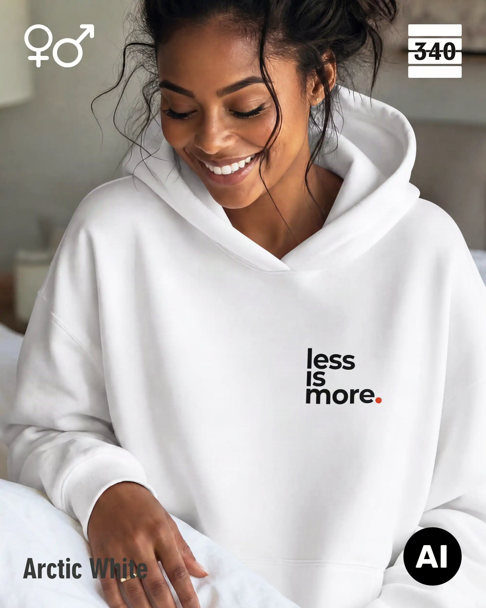hier siehst man eine lächelnde frau, die einen Oversized Design-Hoodie unisex in der farbe arctic white mit dem minimalistischen motiv "less is more" trägt.