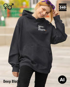 hier siehst man eine person, die einen Oversized Design-Hoodie unisex in der farbe deep black mit dem minimalistischen motiv "less is more" trägt.
