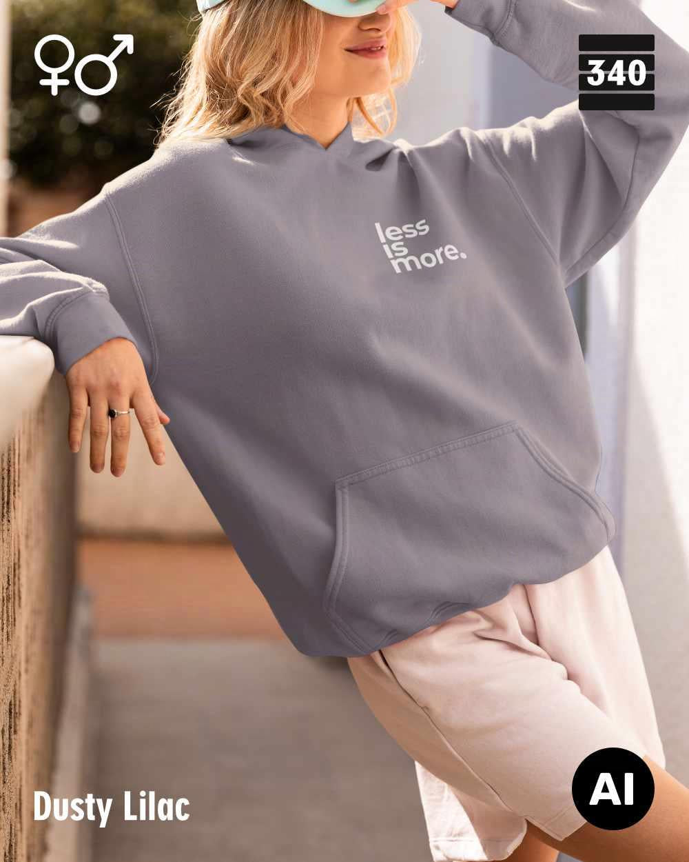 hier siehst man eine person, die einen Oversized Design-Hoodie unisex in der farbe dusty lilac mit dem minimalistischen motiv "less is more" trägt.