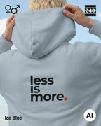 hier siehst man eine person, die einen Oversized Design-Hoodie unisex in der farbe ice blue mit dem minimalistischen motiv "less is more" auf dem rücken trägt.