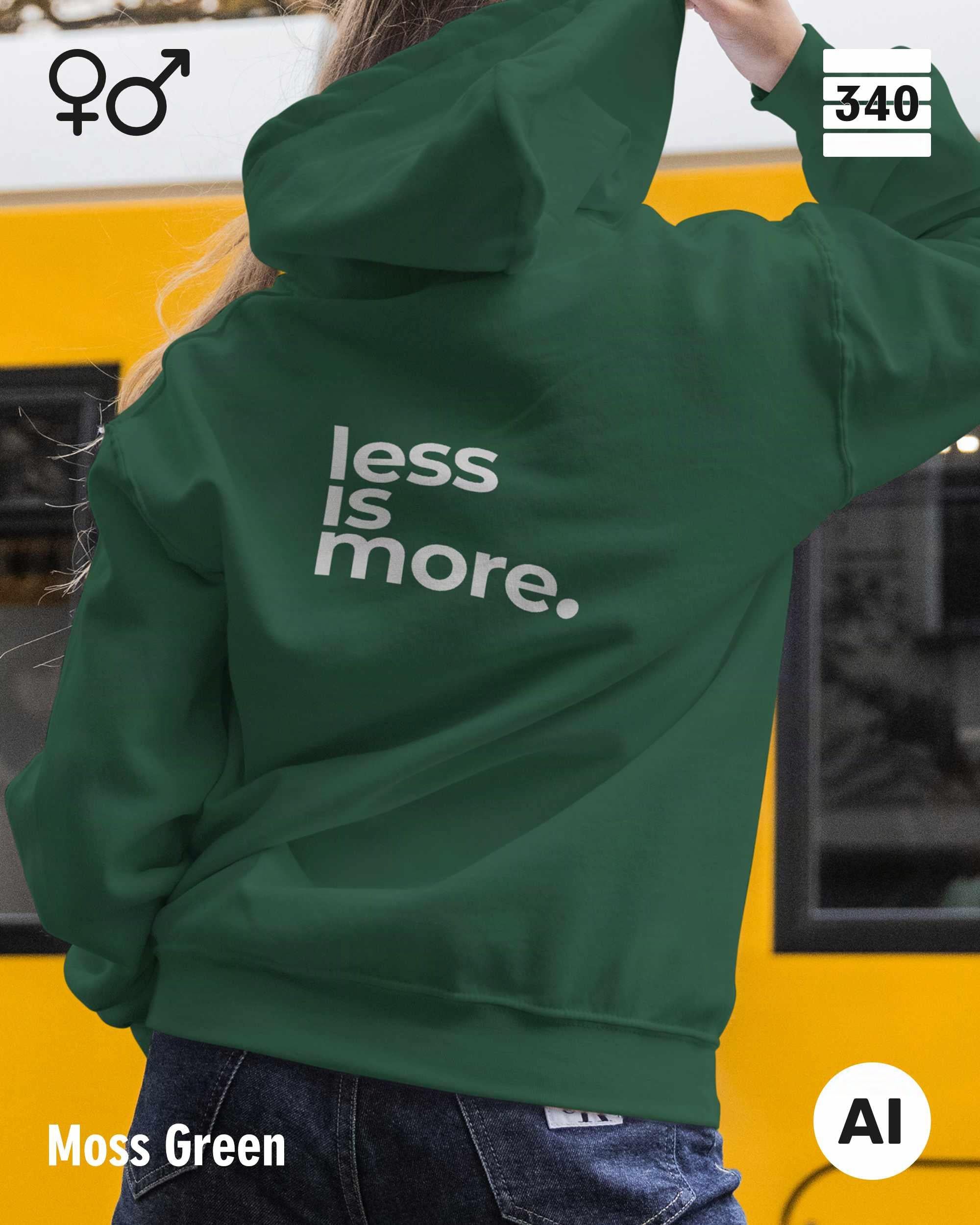 hier siehst man eine person, die einen Oversized Design-Hoodie unisex in der farbe moss green mit dem minimalistischen motiv "less is more" als backprint trägt.
