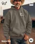 hier siehst man eine person, die einen Oversized Design-Hoodie unisex in der farbe natural clay mit dem minimalistischen motiv "less is more" trägt.