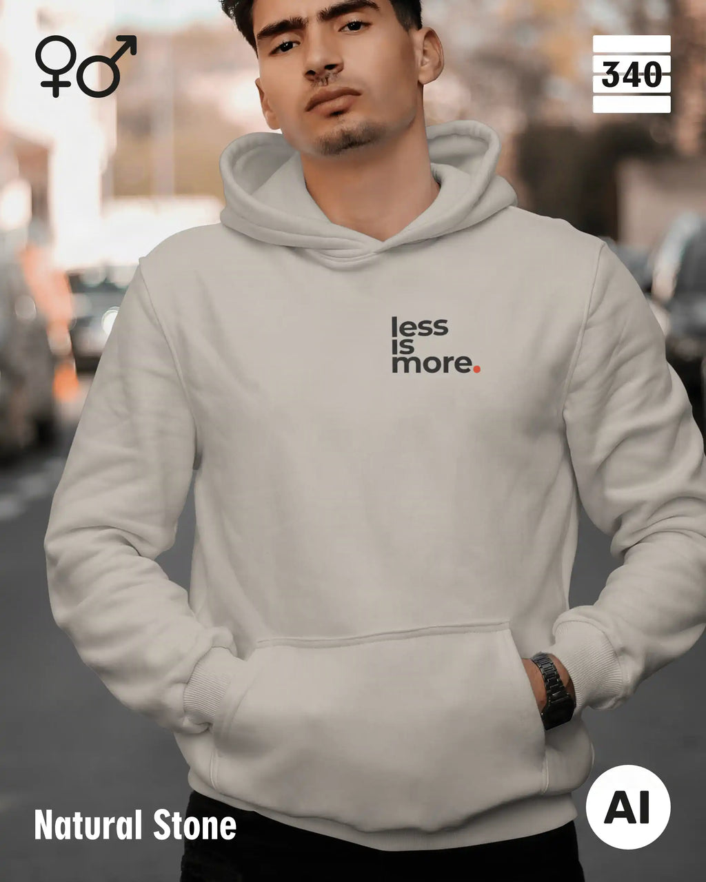 hier siehst man eine person, die einen Oversized Design-Hoodie unisex in der farbe natural stone  mit dem minimalistischen motiv "less is more" trägt.