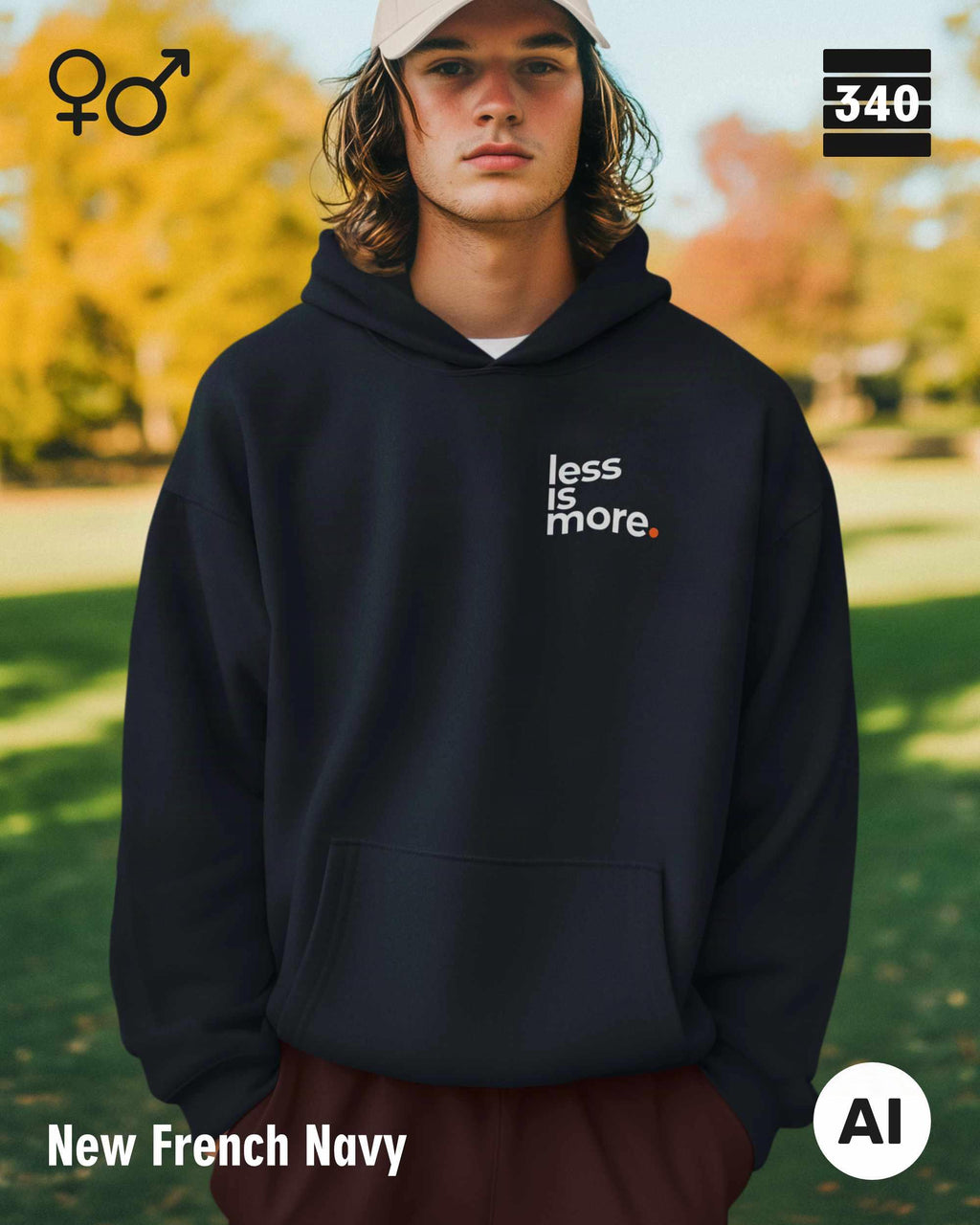 hier siehst man eine person, die einen Oversized Design-Hoodie unisex in der farbe new french navy mit dem minimalistischen motiv "less is more" trägt.