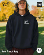 hier siehst man eine person, die einen Oversized Design-Hoodie unisex in der farbe new french navy mit dem minimalistischen motiv "less is more" trägt.