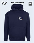 das bild zeigt den Oversized Design-Hoodie JH111 unisex in der farbe new french navy mit dem minimalistischen motiv "less is more".
