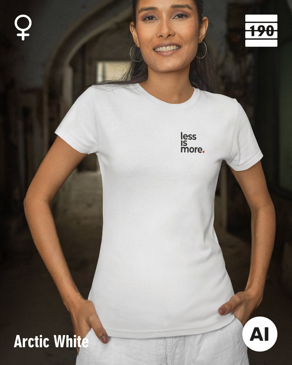 Eine Frau trägt ein figurbetontes Damen T-Shirt in der Farbe arctic white mit dem minimalistischen Design "less is more" oben links.