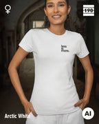Eine Frau trägt ein figurbetontes Damen T-Shirt in der Farbe arctic white mit dem minimalistischen Design "less is more" oben links.