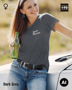Eine Frau trägt ein figurbetontes Damen T-Shirt in der Farbe dark grey mit dem minimalistischen Design "less is more" oben links.