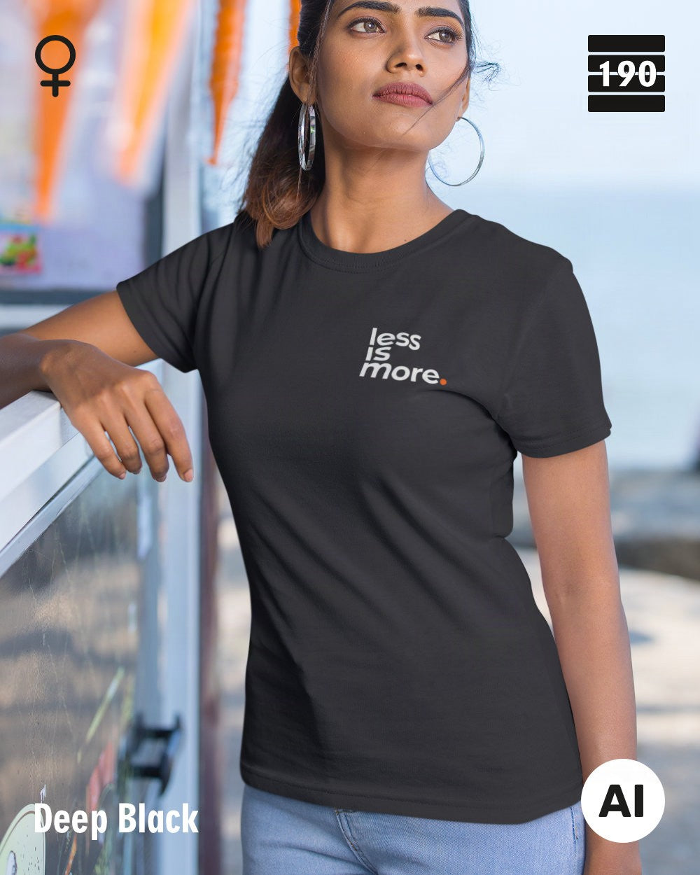 Eine Frau trägt ein figurbetontes Damen T-Shirt in der Farbe deep black mit dem minimalistischen Design "less is more" oben links.