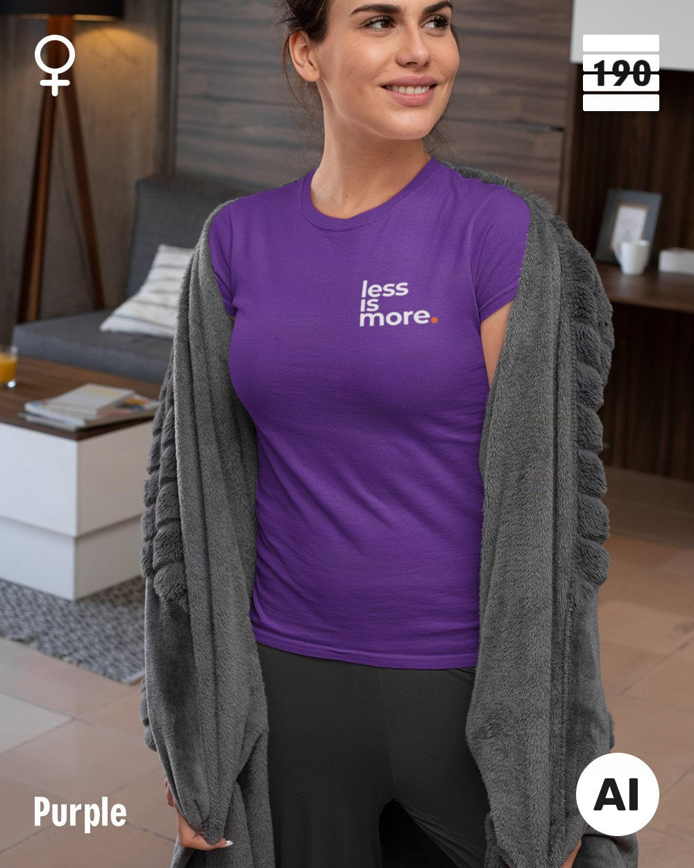 Eine Frau trägt ein figurbetontes Damen T-Shirt in der Farbe purple mit dem minimalistischen Design "less is more" oben links.