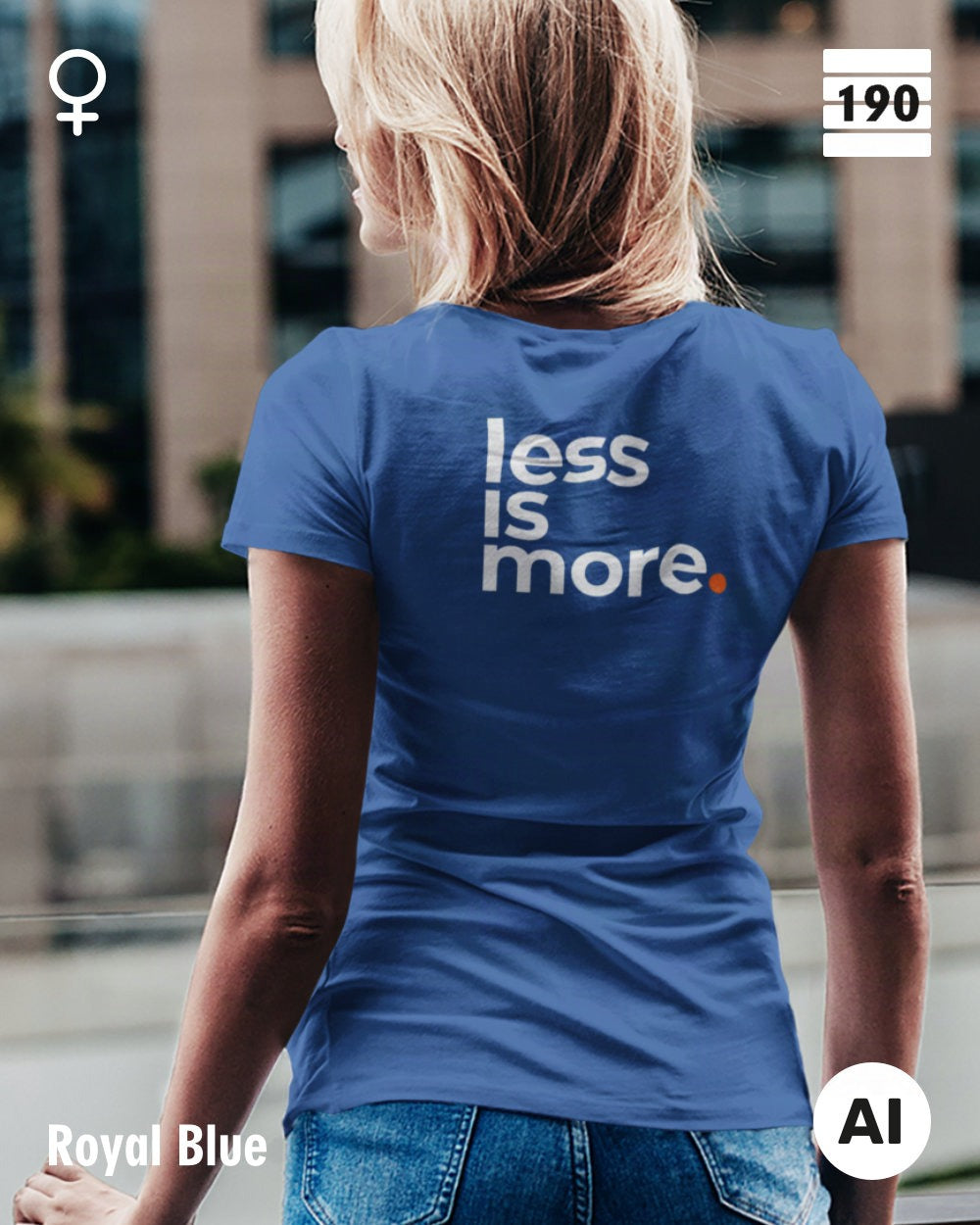 Eine Frau trägt ein figurbetontes Damen T-Shirt in der Farbe rpyal blue mit dem minimalistischen Design "less is more" auf dem rücken.