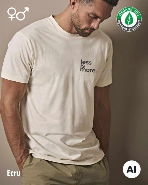 das bild zeigt eine person, die ein nachhaltiges Design-T-Shirt in der farbe ecru mit dem minimalistischen Print "Less is more." trägt.