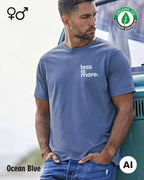das bild zeigt eine person, die ein nachhaltiges Design-T-Shirt in der farbe ocean blue mit dem minimalistischen Print "Less is more." trägt.