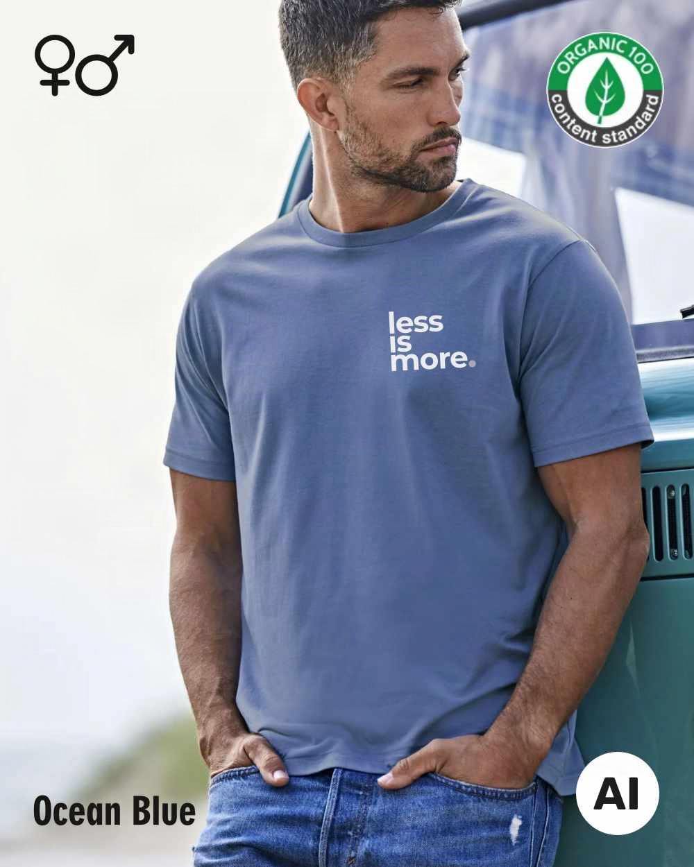 das bild zeigt eine person, die ein nachhaltiges Design-T-Shirt in der farbe ocean blue mit dem minimalistischen Print "Less is more." trägt.