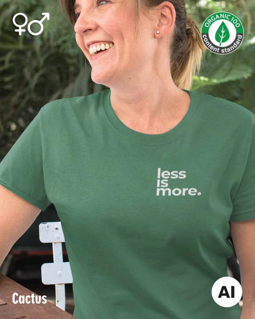 das bild zeigt eine lachende frau, die ein nachhaltiges Design-T-Shirt in der farbe cactus mit dem minimalistischen Print "Less is more." trägt.