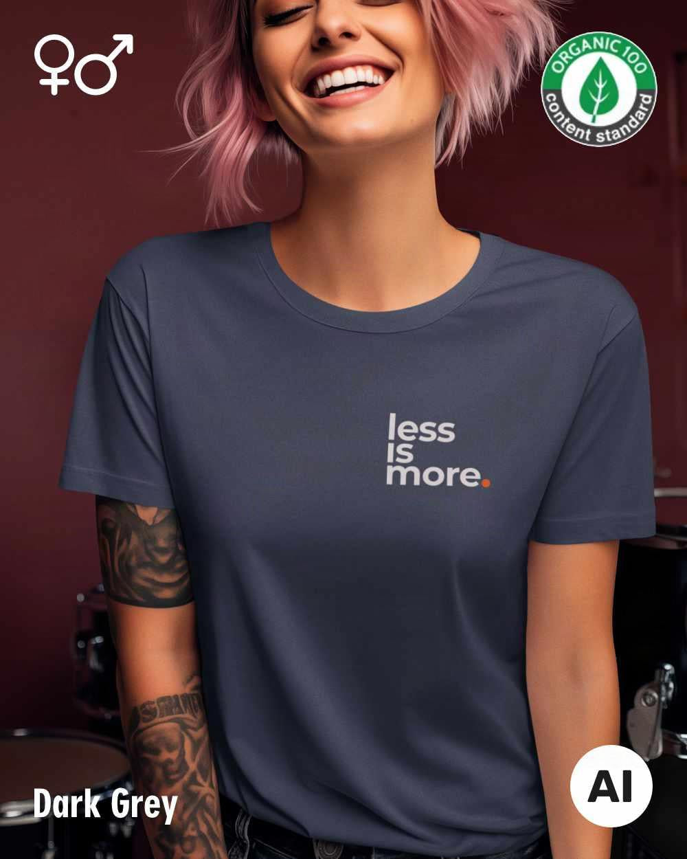 das bild zeigt eine lachende frau, die ein nachhaltiges Design-T-Shirt in der farbe dark grey mit dem minimalistischen Print "Less is more." trägt.