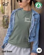 das bild zeigt eine junge frau, die ein nachhaltiges Design-T-Shirt in der farbe leaf green mit dem minimalistischen Print "Less is more." trägt.
