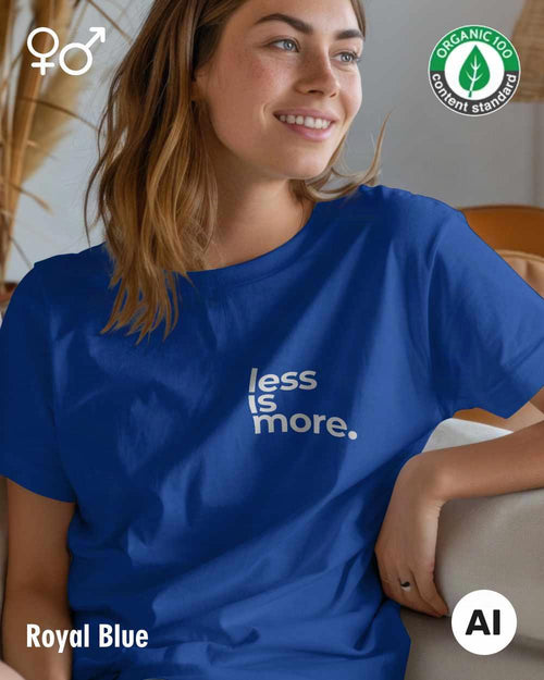 das bild zeigt eine frau, die ein nachhaltiges Design-T-Shirt in der farbe royal blue mit dem minimalistischen Print "Less is more." trägt.