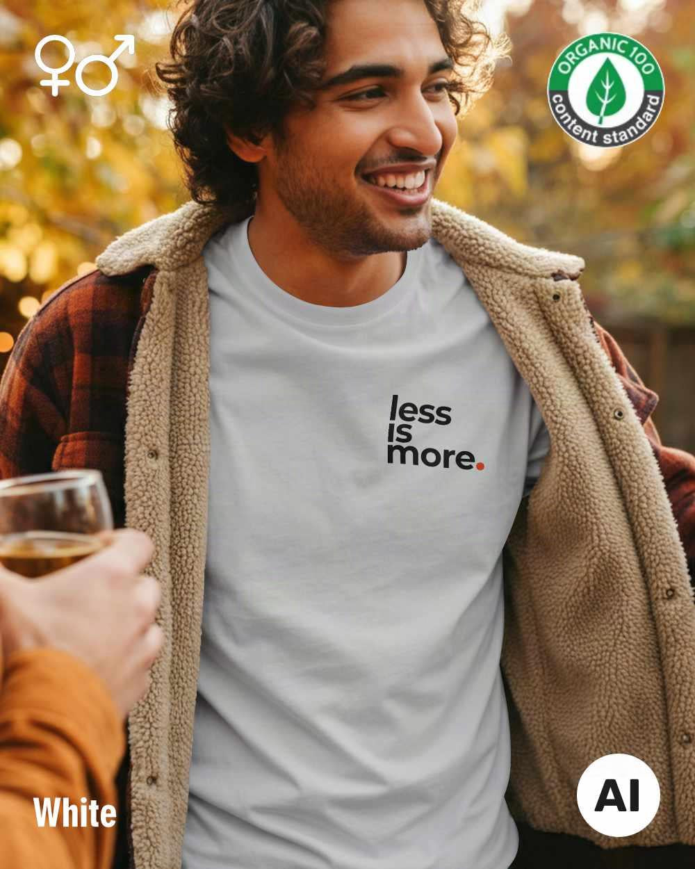 das bild zeigt eine person, die ein nachhaltiges Design-T-Shirt in der farbe white mit dem minimalistischen Print "Less is more." trägt.
