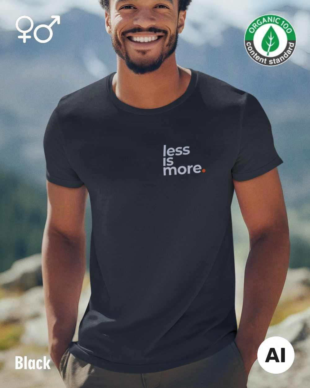 das bild zeigt eine person, die ein nachhaltiges Design-T-Shirt in der farbe black mit dem minimalistischen Print "Less is more." trägt.