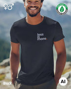 das bild zeigt eine person, die ein nachhaltiges Design-T-Shirt in der farbe black mit dem minimalistischen Print "Less is more." trägt.