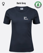 Auf dem Bild sieht man das T-Shirt Tee Jays Women's Interlock Tee STYLE 580 in der Farbe dark geey mit dem minimalistischen Design "less is more".