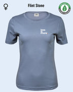 Auf dem Bild sieht man das T-Shirt Tee Jays Women's Interlock Tee STYLE 580 in der Farbe flint stone mit dem minimalistischen Design "less is more".