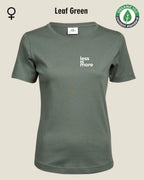 Auf dem Bild sieht man das T-Shirt Tee Jays Women's Interlock Tee STYLE 580 in der Farbe leaf green mit dem minimalistischen Design "less is more".