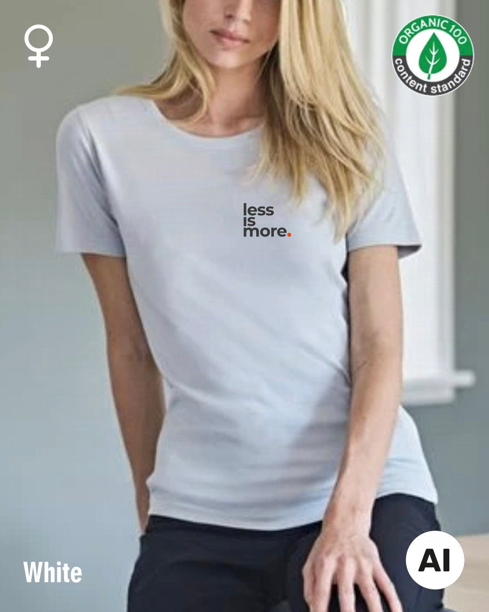 auf diesem bild sieht man eine frau, die ein nachhaltiges Damen-T-Shirt  in der Farbe white mit dem minimalistischen Design "less is more" trägt.