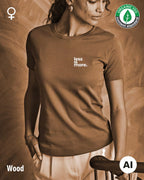 auf diesem bild sieht man eine frau, die ein nachhaltiges Damen-T-Shirt  in der Farbe wood mit dem minimalistischen Design "less is more" trägt.